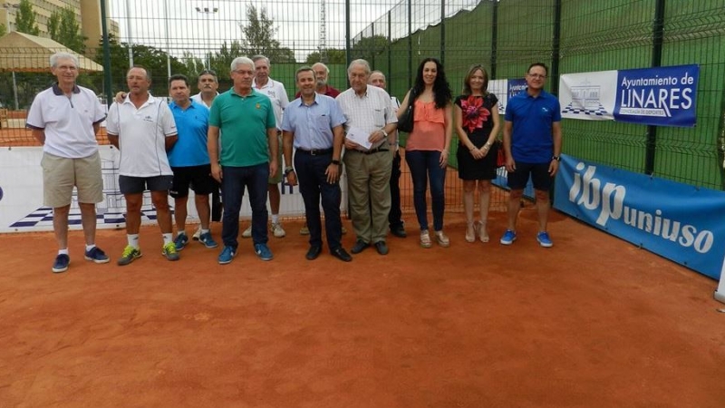 El Comedor Social de Cáritas recibe la solidaridad del tenis