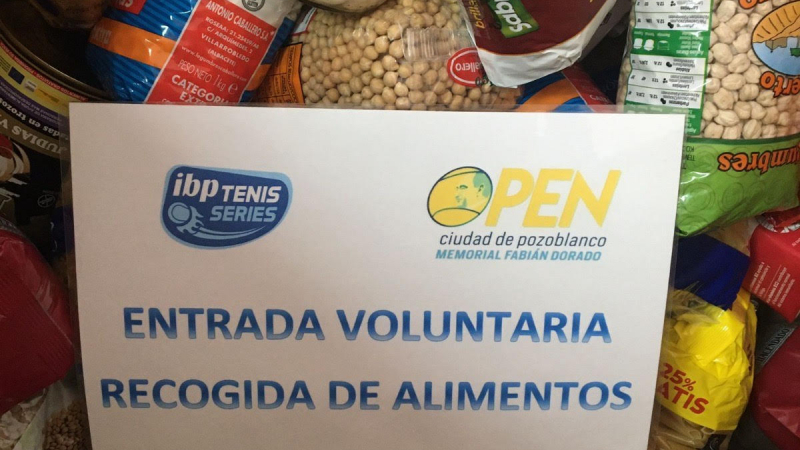 El Club de Tenis de Pozoblanco dona los alimentos recaudados a Cáritas