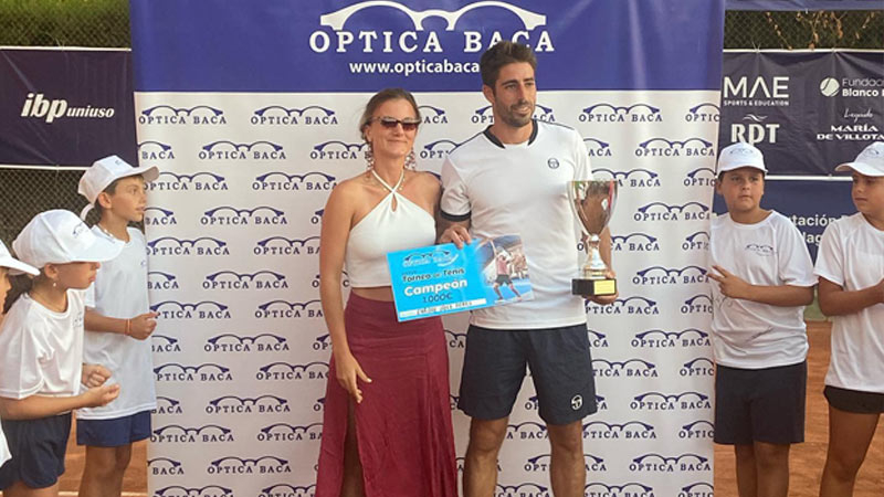 Enrique López ganador del XXVII Torneo de Tenis Optica Baca 