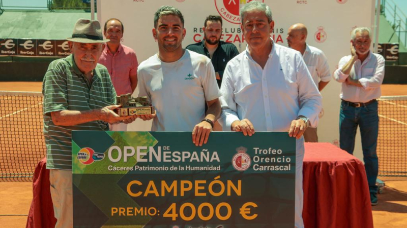 Julio César triunfa en 8 partidos para alzarse con el II Open de España masculino