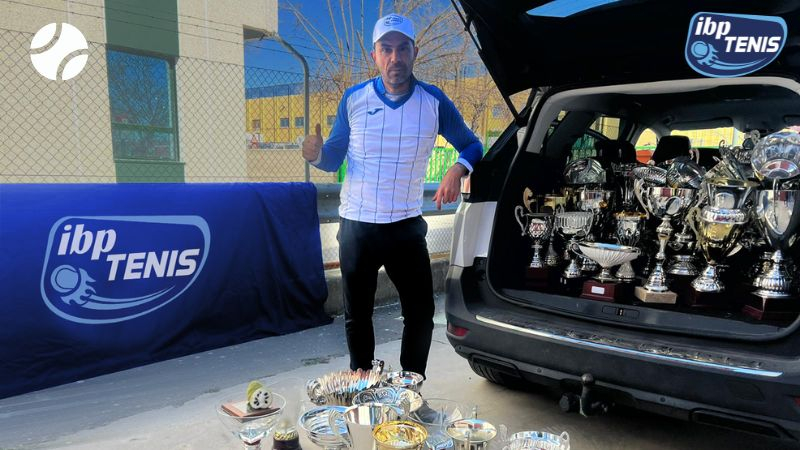 Quino Muñoz dona más de 100 trofeos