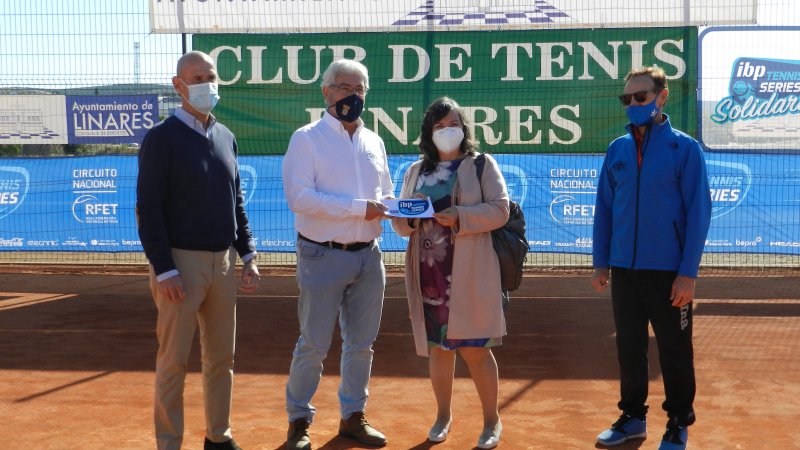 Solidaridad del Tenis con la Asamblea Local de La Cruz Roja de Linares 