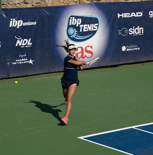 Ailish garcia pegando una derecha en el Master IBP Tenis