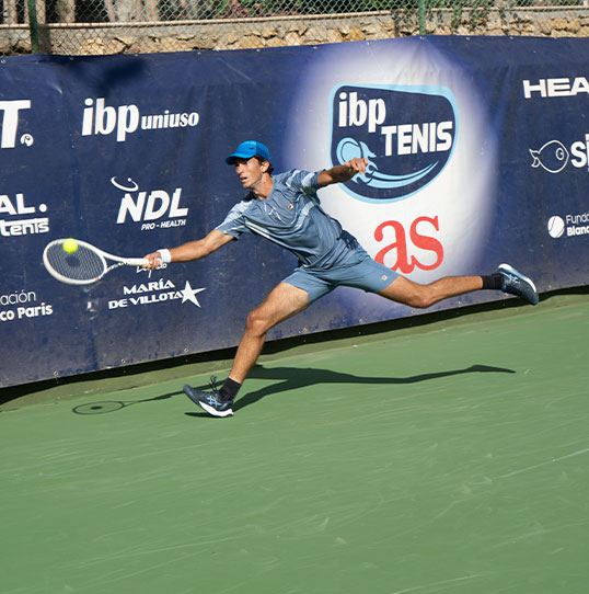 Nikola Djukic llegando a una derecha