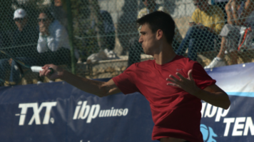 Yuri Syromolotv dando una derecha en el AMster IBP Tenis 2026